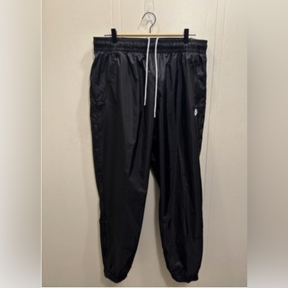 Nike Other - Nike standard fit taper leg regular length Windrunner pants